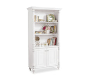 Bibliotecă BELLE 96 cm lățime, finisaj alb soft-mat, accente argintii, 2 uși batante, rafturi deschise
