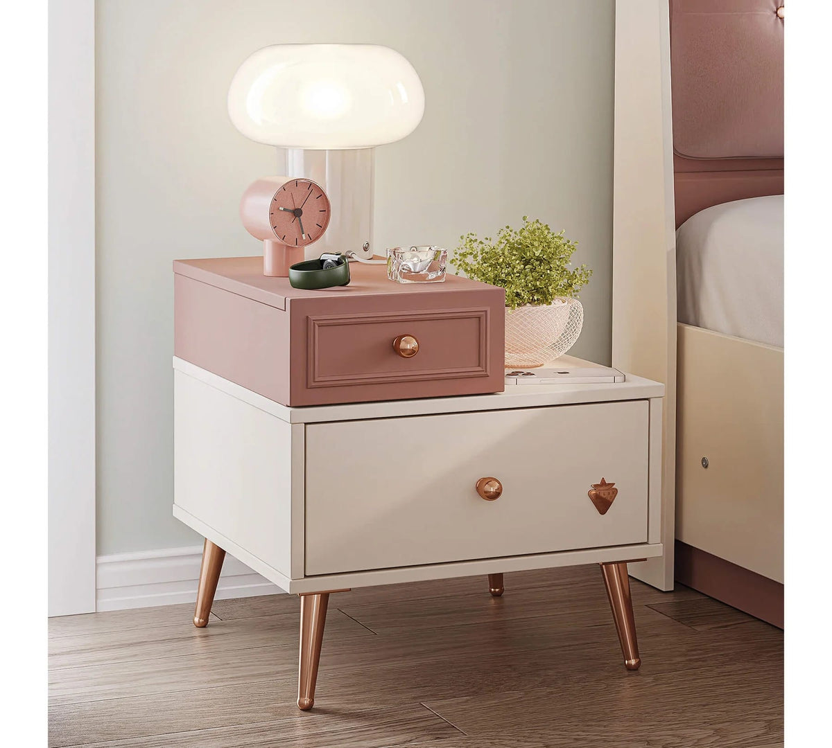 Noptieră PEARL 47 cm lățime, 2 sertare, finisaj crem, roz pudrat, accente rose-gold