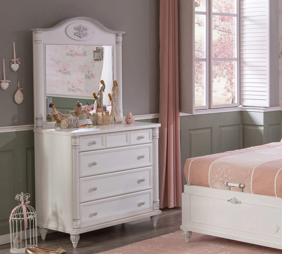 Comodă AMELIE 90 cm lungime, 4 sertare, finisaj alb antique, accente argintii