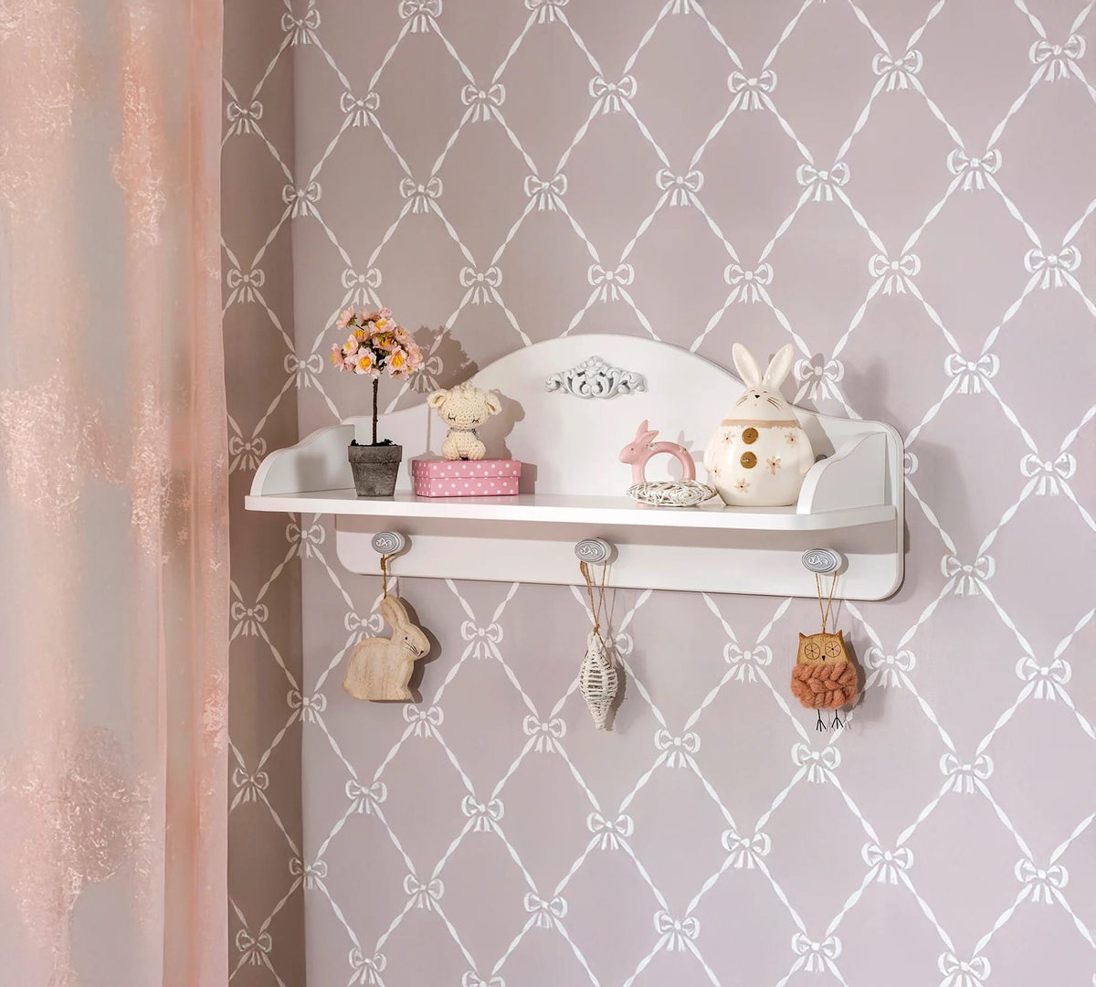 Raft perete BELLE 75 cm lungime, finisaj alb mat, 3 agățători, ornament floral