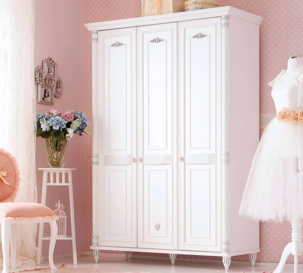 Dulap BELLE 140 cm lățime, 3 uși batante, finisaj alb antique, accente patinate, bară haine
