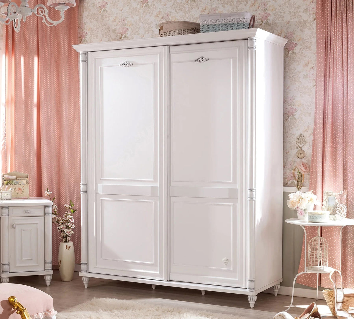 Dulap BELLE 140 cm lățime, 2 uși glisante, finisaj alb antique, accente patinate, bară haine