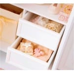 Dulap 140 cm, 3 uși batante, stil clasic romantic, alb antique cu accente patinate, bară haine, rafturi și sertare interioare, design elegant premium BELLE - imagine 5