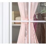 Dulap 115 cm, 2 uși, stil clasic romantic, alb satinat cu detalii florale, 5 rafturi și 2 bare pentru haine, draperii textile incluse, design elegant pentru copii și adolescenți AMELIE - imagine 3