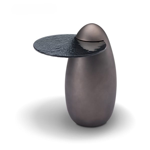 Măsuță de cafea modernă pentru living 38 cm, blat din sticlă fumurie și bază din fibră de sticlă, design sculptural contemporan OBSIDIA